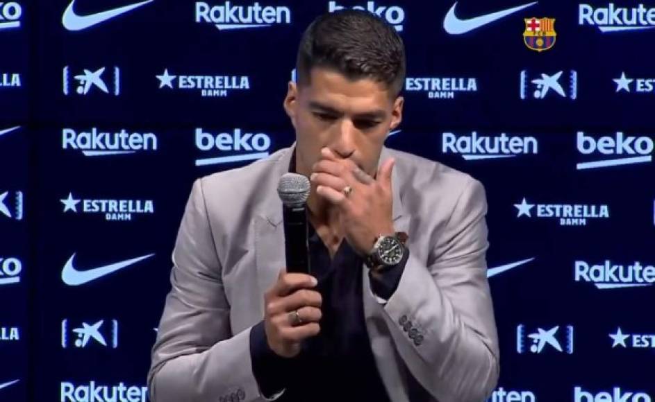 Suárez no pudo aguantar las lágrimas en el acto de despedida y apuntó que 'además de un jugador, se va un ser humano que tiene sentimientos'.