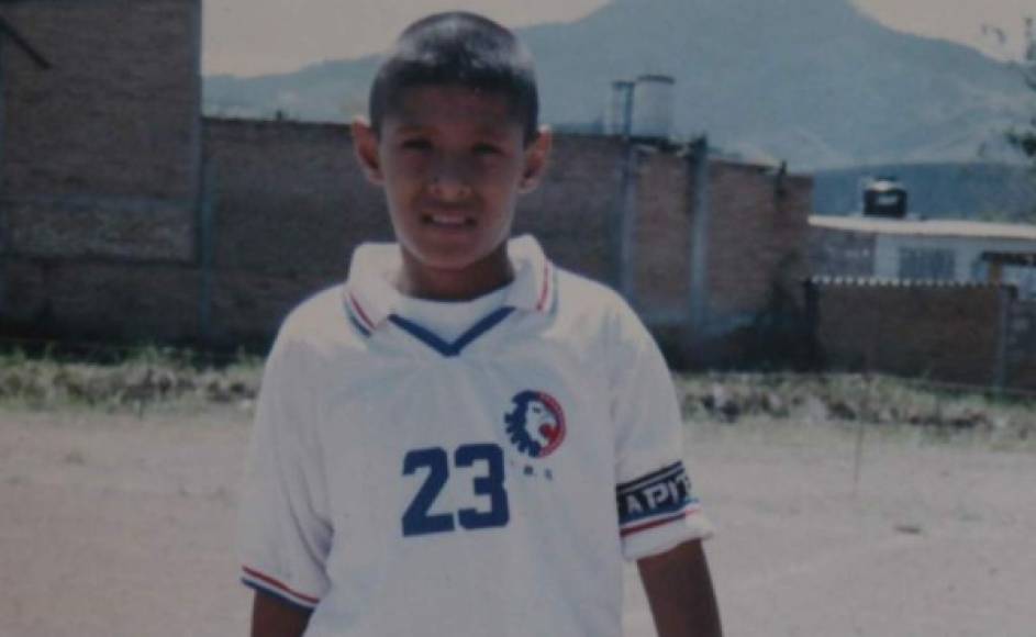 Alexander López en una foto cuando jugaba en la U-10 del Olimpia y era el capitán.