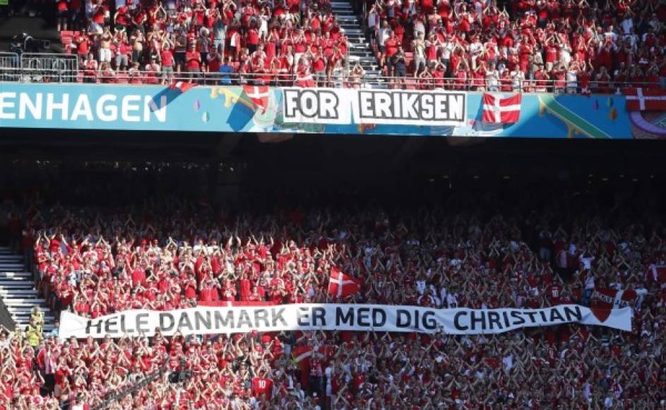 “Toda Dinamarca está contigo, Christian“, dice esta larga pancarta de los aficionados daneses en honor a Eriksen.<br/><br/>Foto EFE