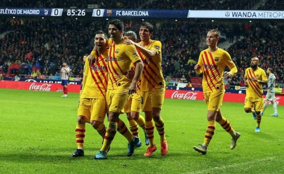Messi celebrando su golazo con sus compañeros del Barcelona.