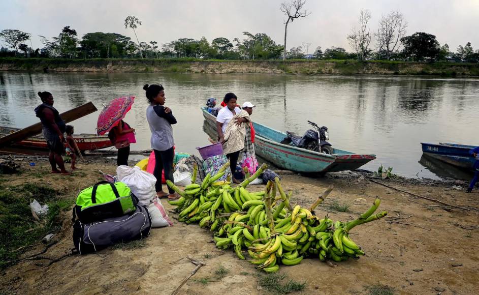 Misquitos esperan para transportarse en lancha hacia su comunidad por el Rio Patuca. Los locales aprovechan para llevar consigo plátanos y otras frutas cosechadas en la zona. 