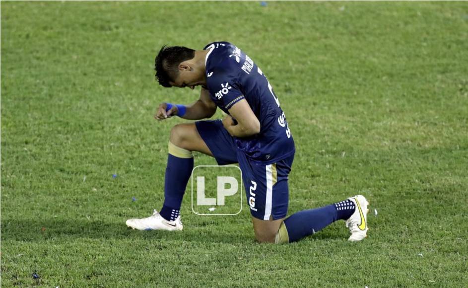 Denil Maldonado terminó de rodillas tras el final del partido. Rostro triste en el defensa del Motagua.