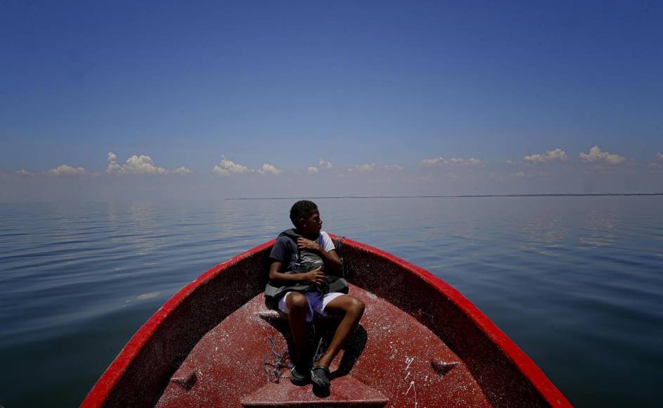 Un poblador misquito navega en una lancha por la Laguna de Caratasca. 