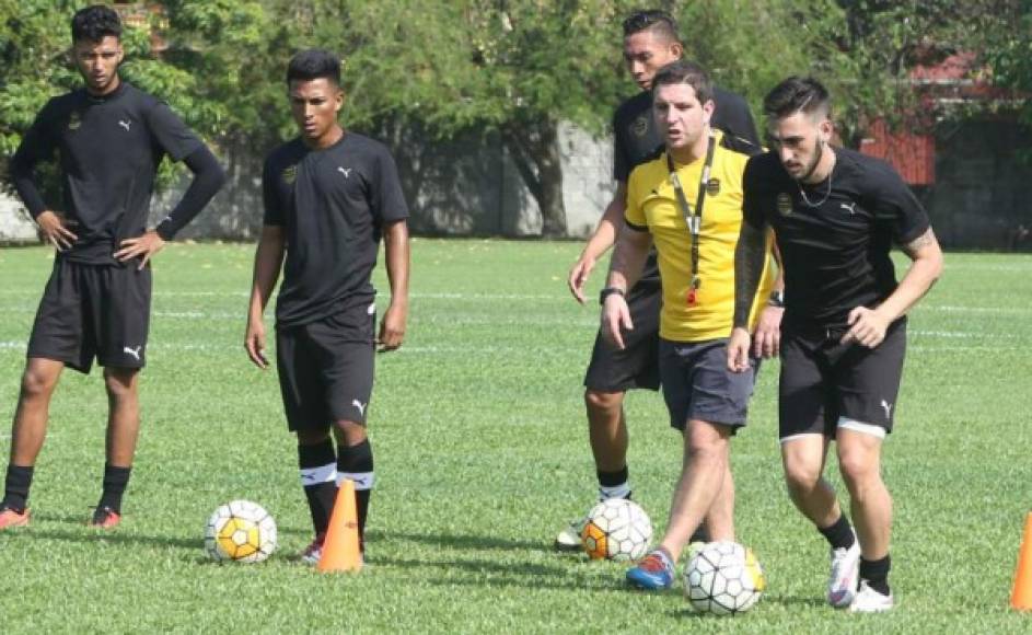 Real España ha decidido rescindir contrato al preparador físico Rodrigo Castro. El técnico Carlos Restrepo traería su propio profesional en esa área.