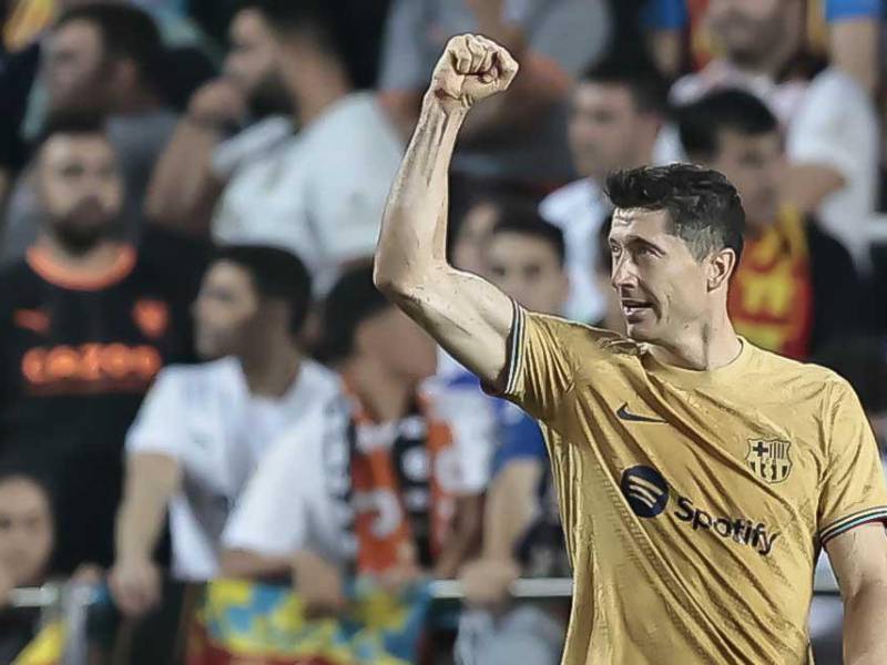Robert Lewandowski fue el héroe del Barcelona en Mestalla.