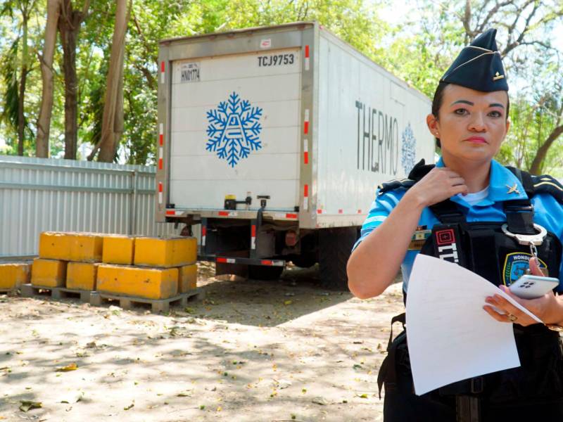 <b><span class=mln_uppercase_mln>servicio.</span></b> La morgue móvil ya está en funcionamiento en los predios de la DPI en Calpules. Las autoridades de la Corte y otros entes presentaron ayer el instructivo que aplicarán los médicos forenses de hospitales.