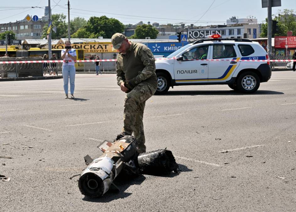 “El enemigo efectuó ataques con misiles contra el territorio ucraniano, por la segunda vez en 24 horas”, dijo el jefe del ejército ucraniano, Valery Zalujny, y aseguró que todos los proyectiles de este ataque habían sido derribados. 