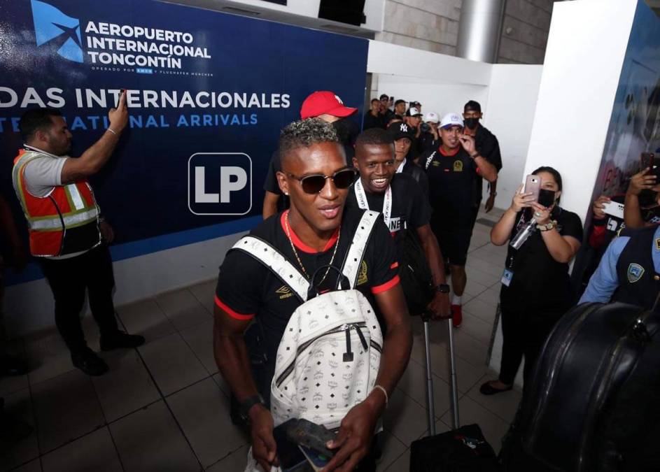 Así apareció en la terminal aérea Brayan Beckeles, quien jugó un gran partido ante Alajuelense.