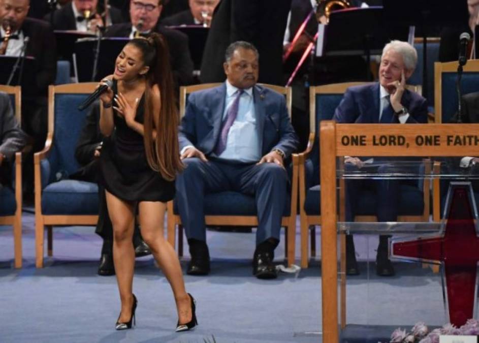 'Bill Clinton parecía hipnotizado por la parte trasera de Ariana Grande mientras subía al escenario para honrar a Aretha Franklin', escribió en Twitter el periodista Alex Jones.