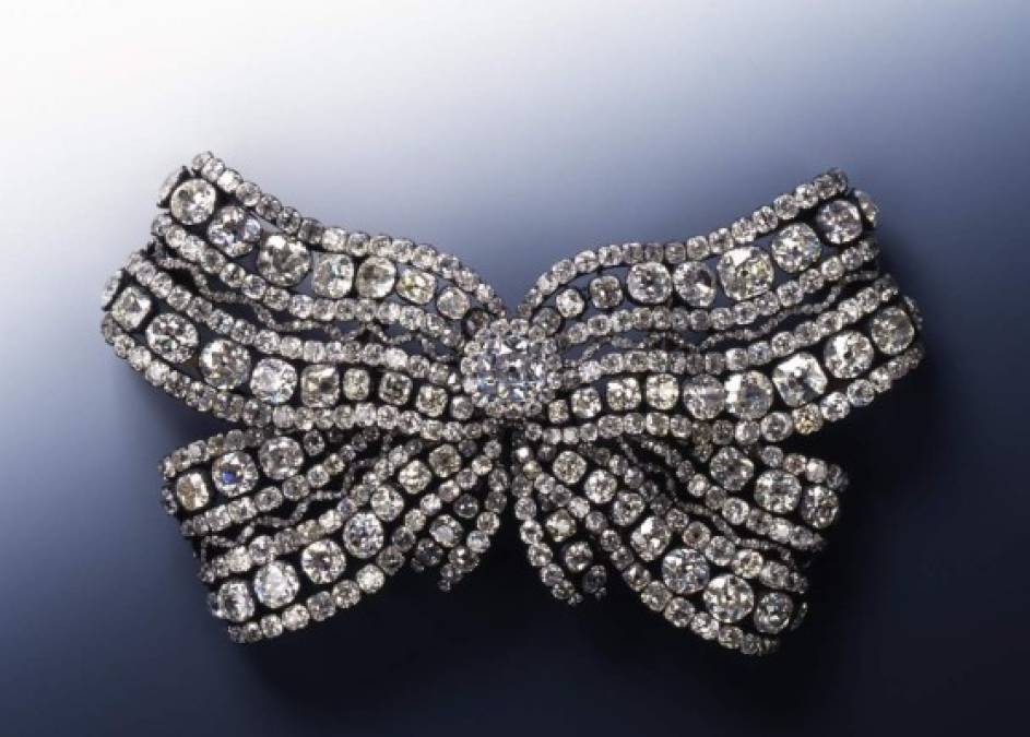 El gran nudo de pecho con más de 600 diamantes de la reina Amalia de Baviera también fue robado en el asalto de película.