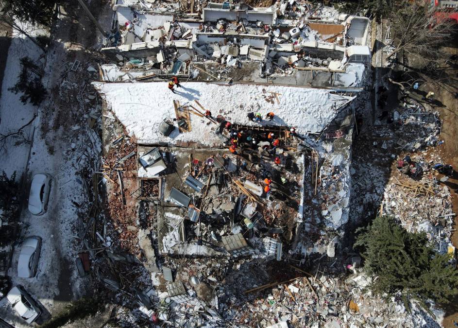 <b>2023: Más de 11.200 muertos en Turquía y Siria</b> El 5 de febrero, un terremoto de magnitud 7,8 sacudió el sur de Turquía y la vecina Siria, seguido de una réplica muy fuerte de magnitud 7,5. 