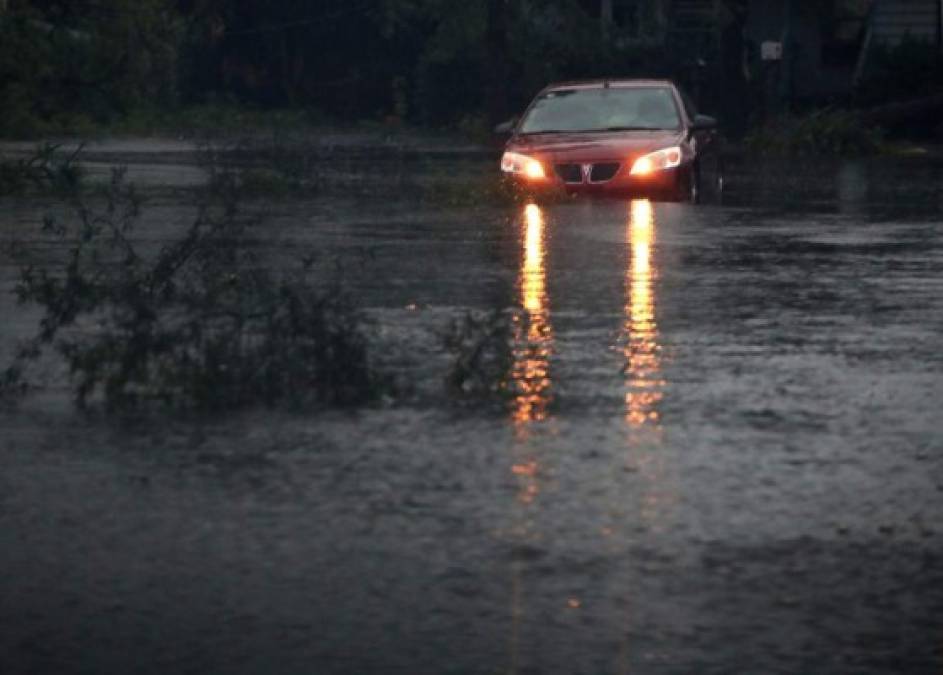 'Todavía no hemos visto lo peor de las inundaciones', advirtió el almirante Karl Schultz, que supervisa las operaciones de la Guardia Costera. La situación 'podría ser aún más catastrófica' a partir del lunes, añadió.