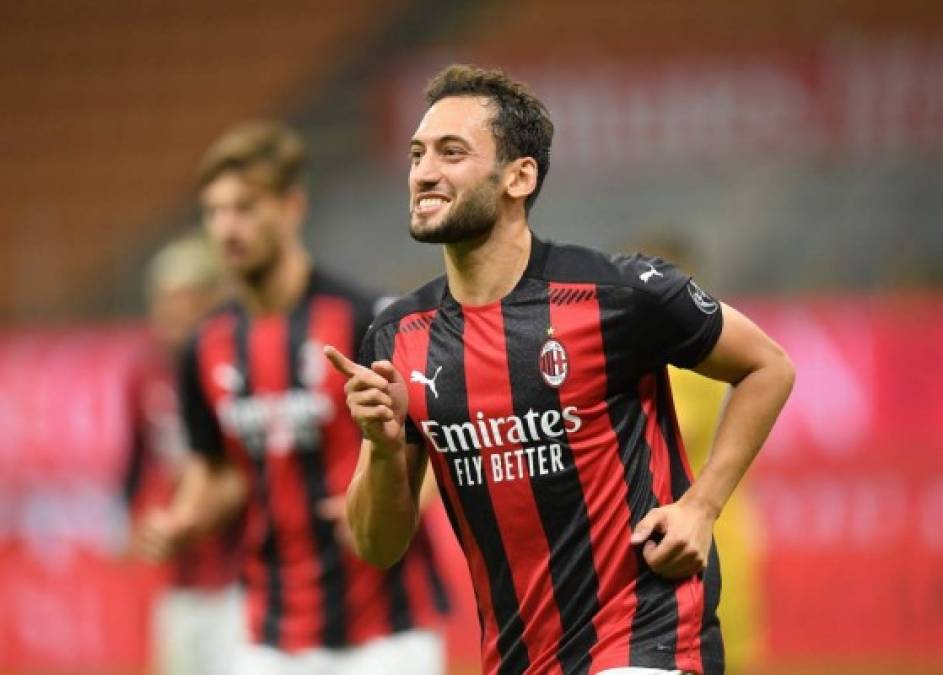 El AC Milan sigue trabajando en la renovación de Hakan Calhanoglu, que termina contrato en junio del próximo año. Según la Gazzetta dello Sport, el club le ha ofrecido una ampliación a razón de 3,5 millones por temporada, pero el jugador, por el momento, no ha aceptado porque quiere algo más de salario. En la actualidad está percibiendo 2,5 kilos, de acuerdo con esta información.