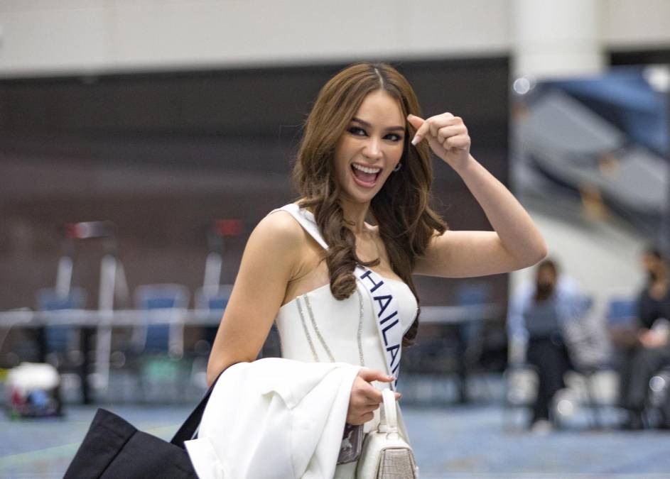 Miss Universo Tailandia impacta con vestido de anillas de latas