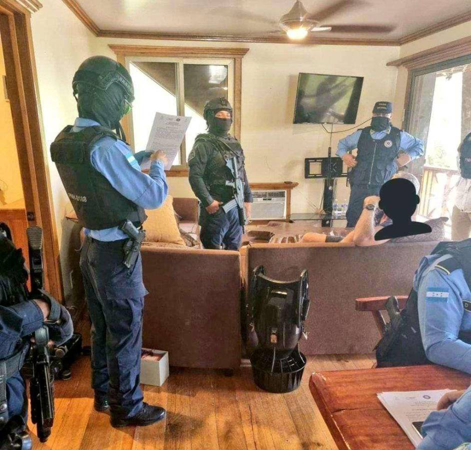 Agentes de Fuerzas Especiales continúan en Roatán recabando indicios en las casas.
