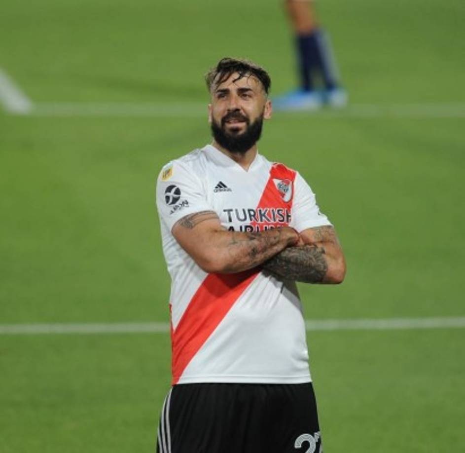 Tremenda sorpresa en River Plate con Lucas Pratto. El delantero argentino se marcha del club y se va cedido al Feyenoord de Holanda, tras un movimiento rápido de sus representantes y la aceptación de la directiva del 'Millonario'. <br/><br/>En principio, Pratto viajaría este martes a Países Bajos para cerrar su llegada al Feyenoord, en Rotterdam, en una cesión de seis meses sin cargo, aunque todavía se desconoce si tendrá una opción de compra.