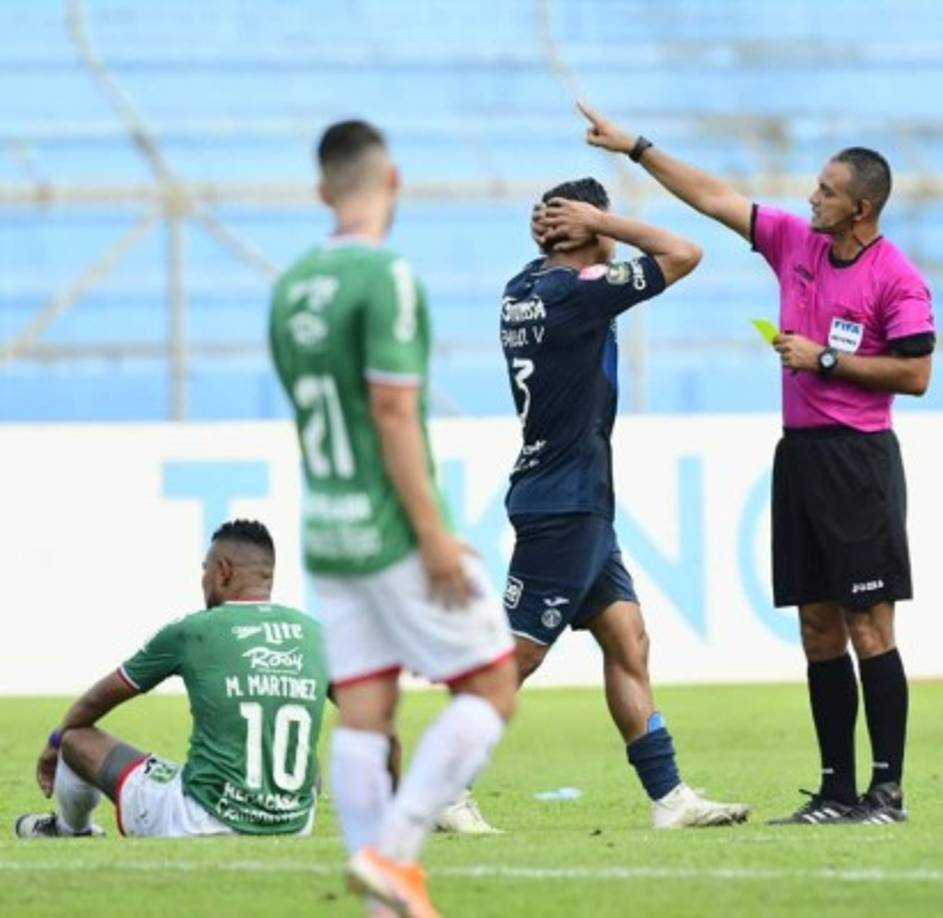 Emilio Izaguirre se lleva las manos a la cabeza tras ser amonestado por una falta a Mario Martínez.