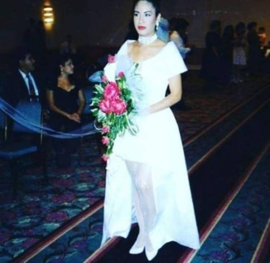 Selena y Chris se enamoraron perdidamente, y pese a la desaprobación del padre de la cantante, se casaron en secreto en 1992 en Texas.