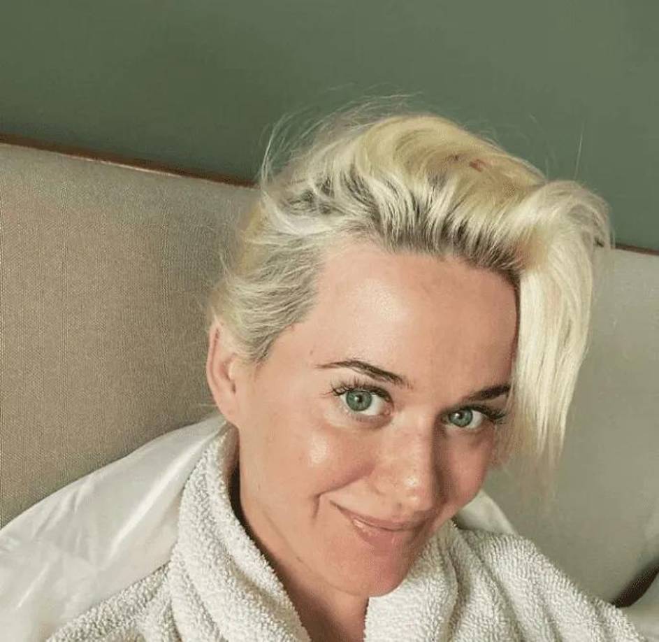 Katy Perry es una cantante, compositora y personalidad de televisión estadounidense, que saltó a la fama en 2008 con “I Kissed a Girl” y “Hot N Cold” de su álbum debut “One of the Boys”. Sin maquillaje tiene una piel delicada y muy blanca. Con algunas pecas y pequeñas manchas solares. Su rostro luce muy atractivo sin filtros. 