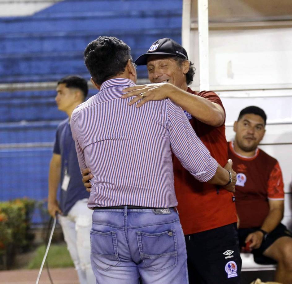 El cordial saludo entre Pedro Troglio y Salomón Nazar antes del partido.