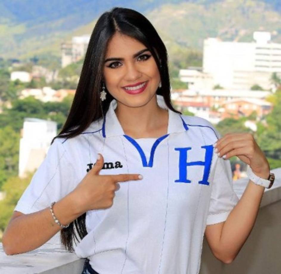 La presentadora y modelo Ileana Bográn posteó 'Orgullosa de ser hondureña'.