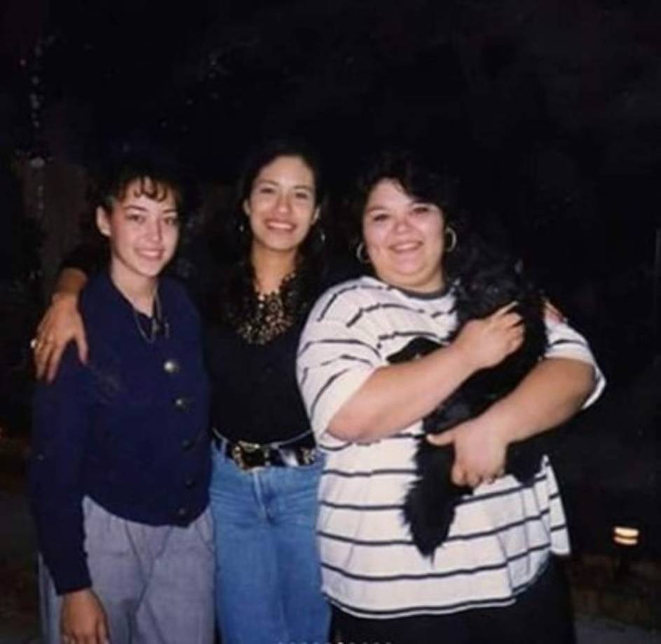 La intérprete de 'Como la flor' grabó su primer álbum a la edad de 12 años. En el grupo Selena y Los Dinos, su hermano tocaba la guitarra, Suzette los tambores y ella era la cantante.