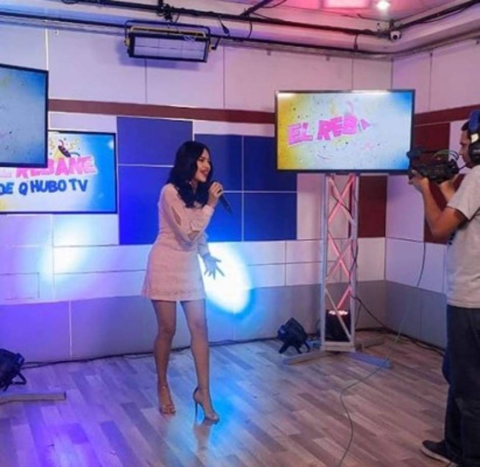 Mondragón también tiene pasión por la música y suele compartir parte de su talento con sus fans.