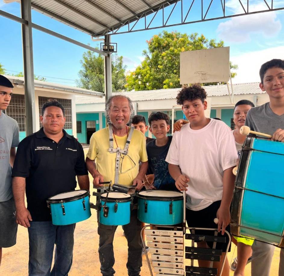 En las postales se ve muy sonriente a don Yuichiro, padre de Fujiyama compartir con jóvenes de una banda de guerra.