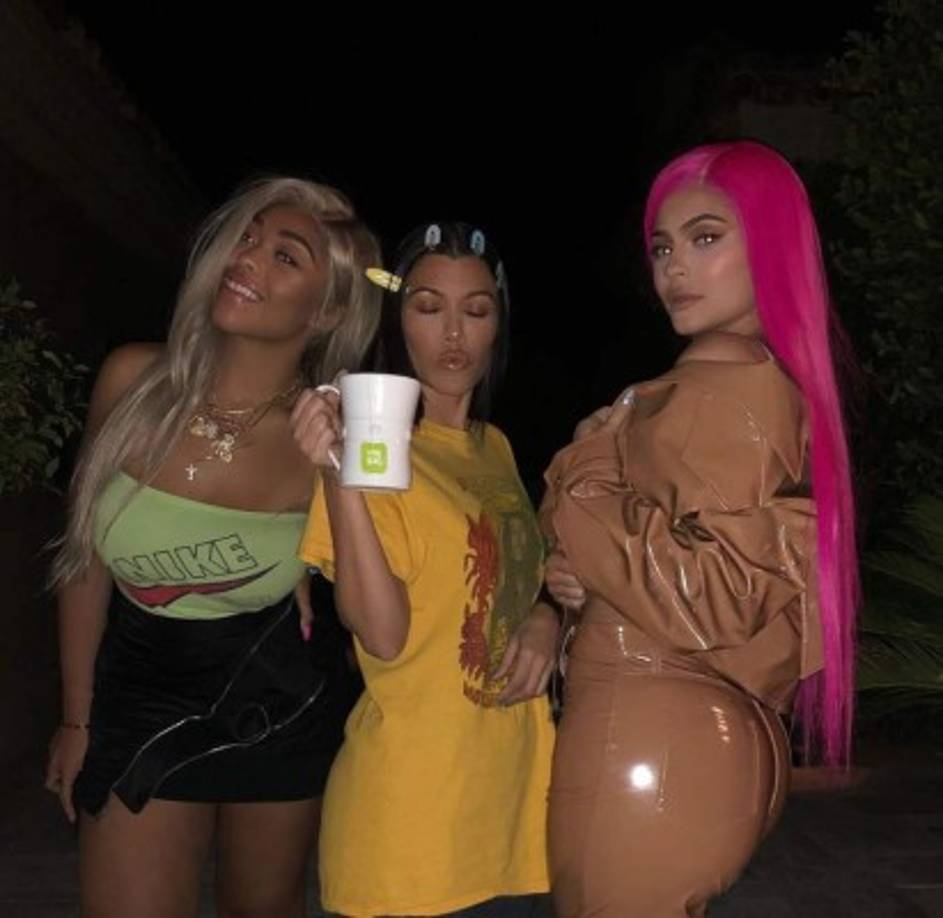 Algunas de las Kardashian Jenner estuvieron presentes.<br/>Kylie y Kourtney llegaron a imponer su estilo único; en la foto la madre de tres alega que aún no estaba lista para el evento...<br/>