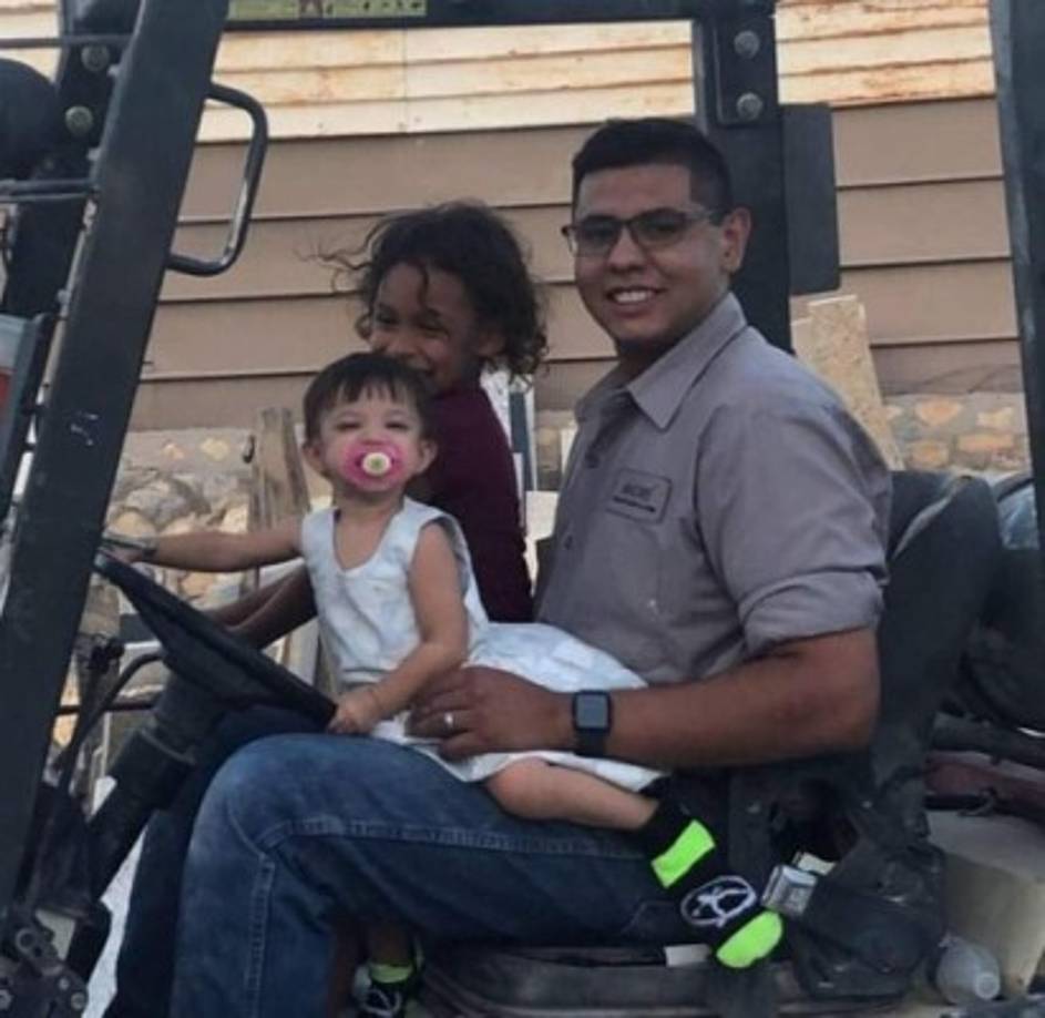 Los familiares de la pareja comenzaron a llegar a su casa para la celebración y tras escuchar los reportes del tiroteo temieron lo peor. Sus sospechas se confirmaron cuando recibieron la llamada del hospital confirmando la muerte de ambos e informando que el bebé de dos meses se encontraba entre los 26 heridos que dejó el ataque.