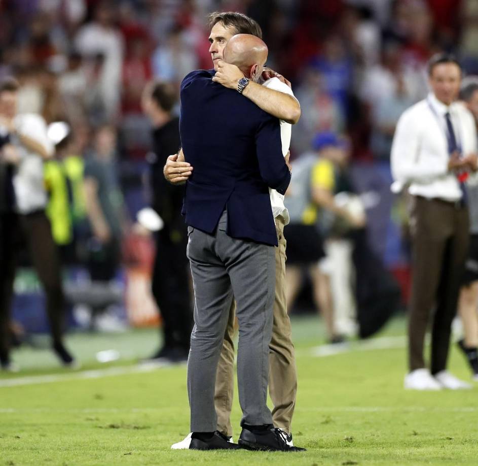 El abrazo de despedida del entrenador Julen Lopetegui con Monchi, director deportivo del Sevilla.