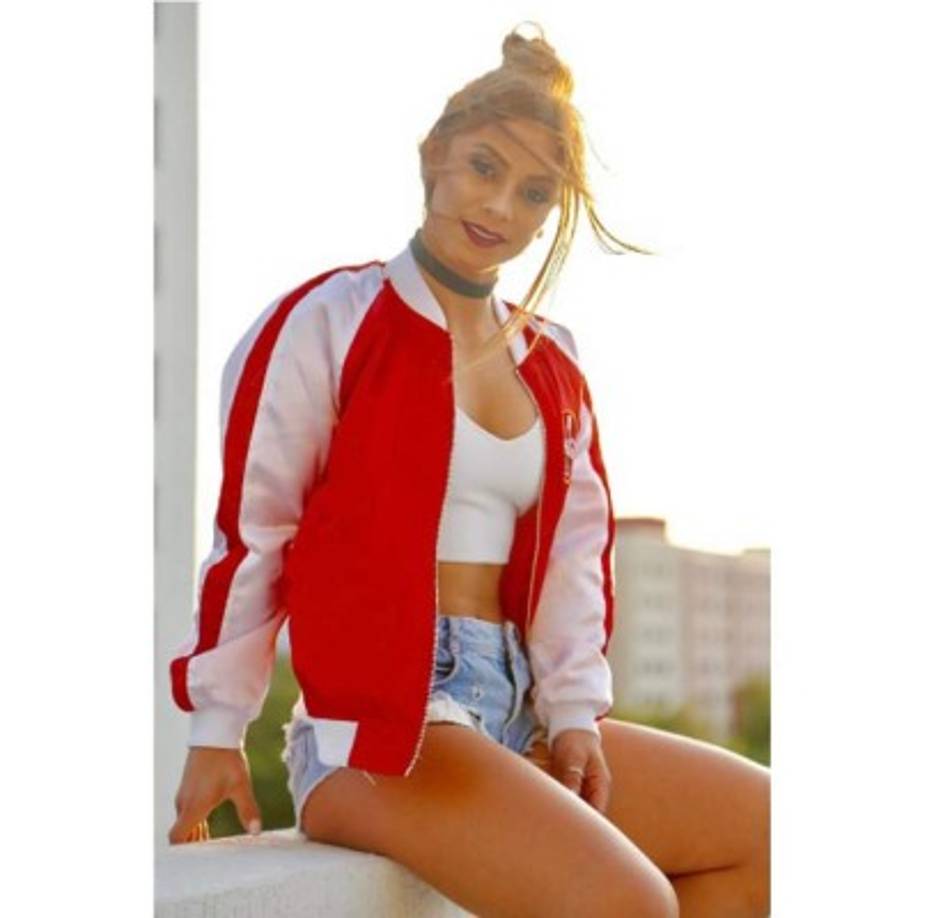 La guapa hondureña también trabaja en bienes raíces. 'Soy Realtor, estoy trabajando en bienes raíces, vendo y rento casas, esa es mi vida diaria, mi trabajo lo hago desde mi casa'.