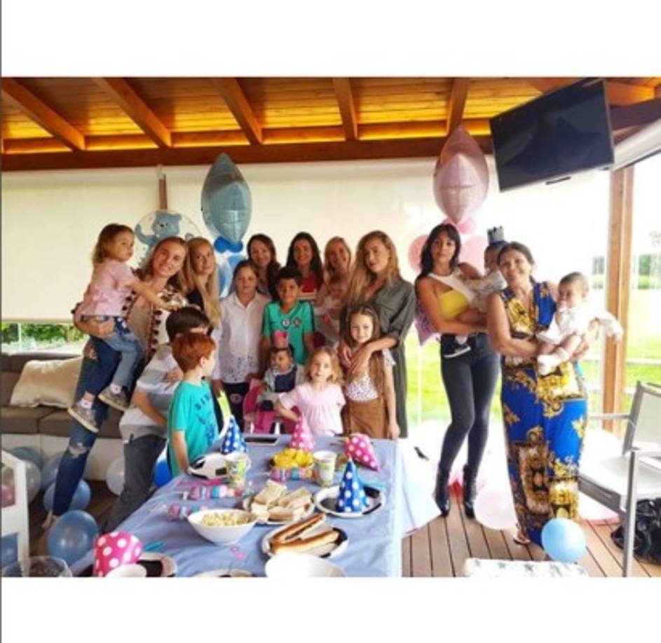 Por su parte, Georgina Rodríguez, actual pareja de Cristiano, compartió varias imágenes de la celebración a los gemelos.