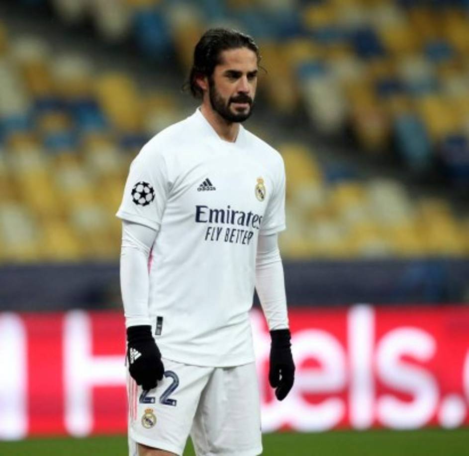 De acuerdo con información revelada por medios en Italia, el conjunto del AC Milán tendría en la mira al mediocampista español Isco del Real Madrid, de cara a la próxima temporada.<br/><br/>El jugador malagueño al no tener minutos con el equipo dirigido por Zinedine Zidane no vería con malos ojos cambiar de aires e inclusive en enero, estaría dispuesto a realizar un cambio.
