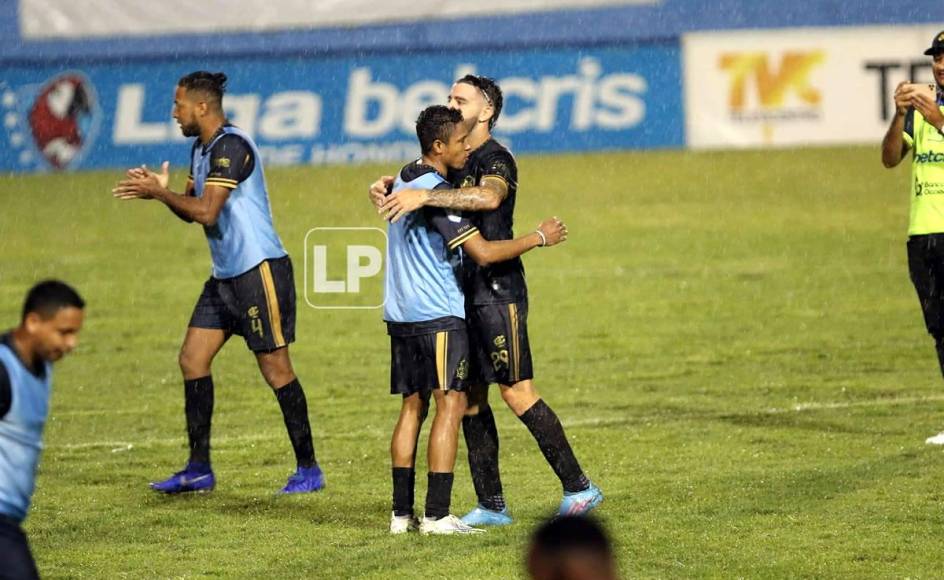 Agustín Auzmendi se abraza con Cristhian Altamirano tras la victoria del Olancho FC.