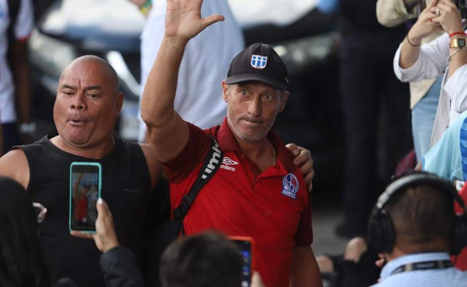 Pedro Troglio saludando a su llegada al estadio Nacional Chelato Uclés.