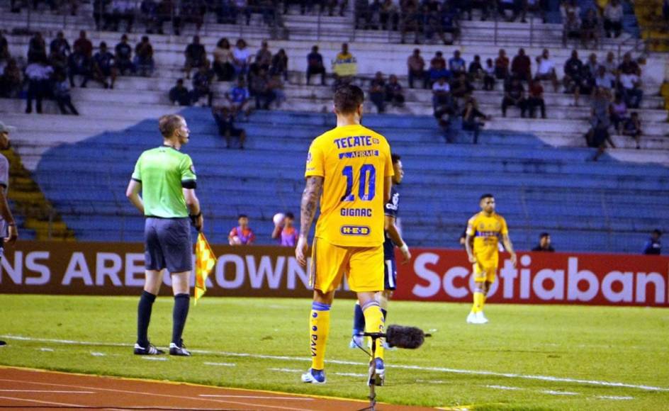 Gignac caminando hasta el banco de Tigres en el estadio Olímpico, sin perder de vista el partido.