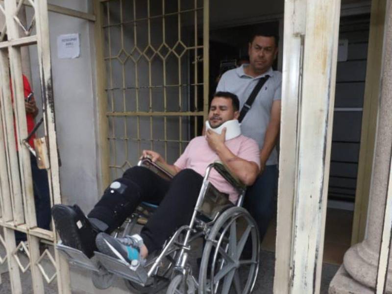 El exfutbolista hondureño Rubén Matamoros se presentó a los tribunales para presenciar la audiencia inicial en contra del conductor que provocó el accidente donde murieron su esposa Yeni Reyes e hijo Josué.