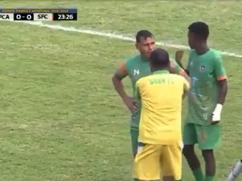 Momento donde “Chato” Padilla agrede al futbolista Yossimar Orellana..