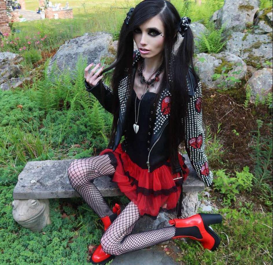 También hizo alusión al estado de salud de la joven quien llegó a ser recluida en el 5150, el número de la Sección del Código de Bienestar e Instituciones de la Ley del Estado de California donde se retienen a personas con crisis de salud mental.