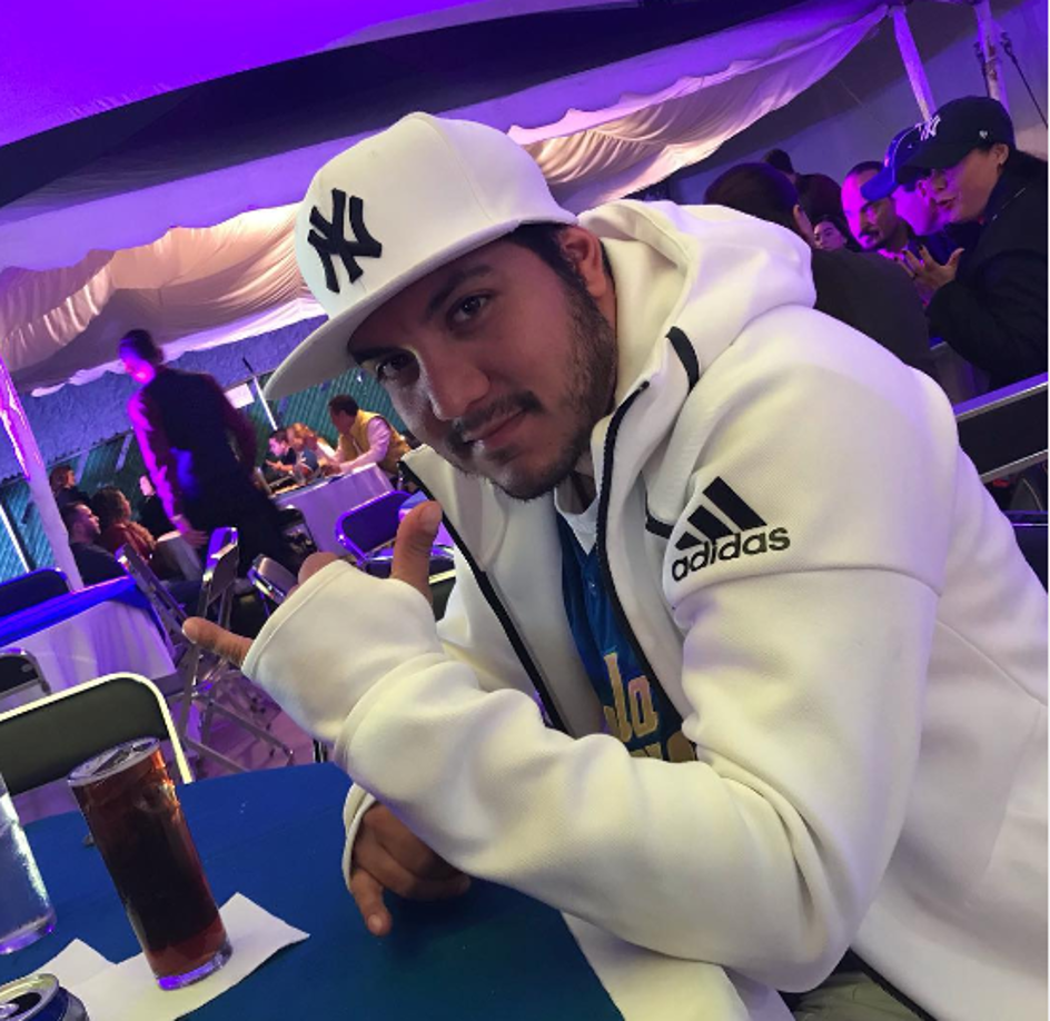 El locutor trabaja en dicha radio desde hace ocho años. 