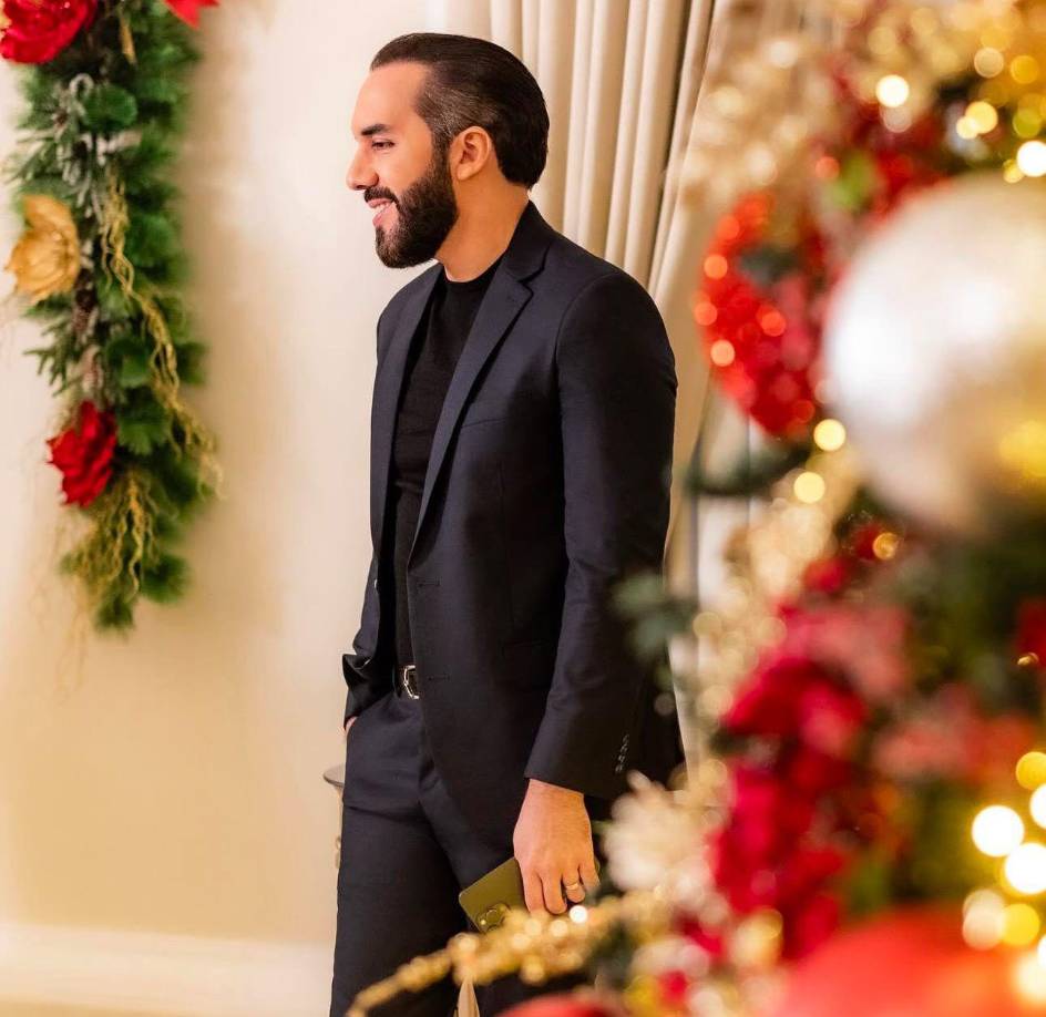 Bukele quien fue elegido presidente desde el 2019 como candidato del partido <b>Nuevas Ideas</b>, rompiendo el bipartidismo tradicional en El Salvador, es conocido por su fuerte presencia en redes sociales y su conexión directa con los jóvenes.