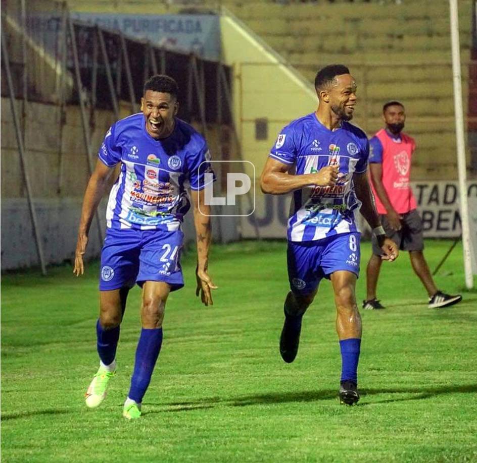 El cubano Yaudel Lahera gritando su gol frente al Real España.