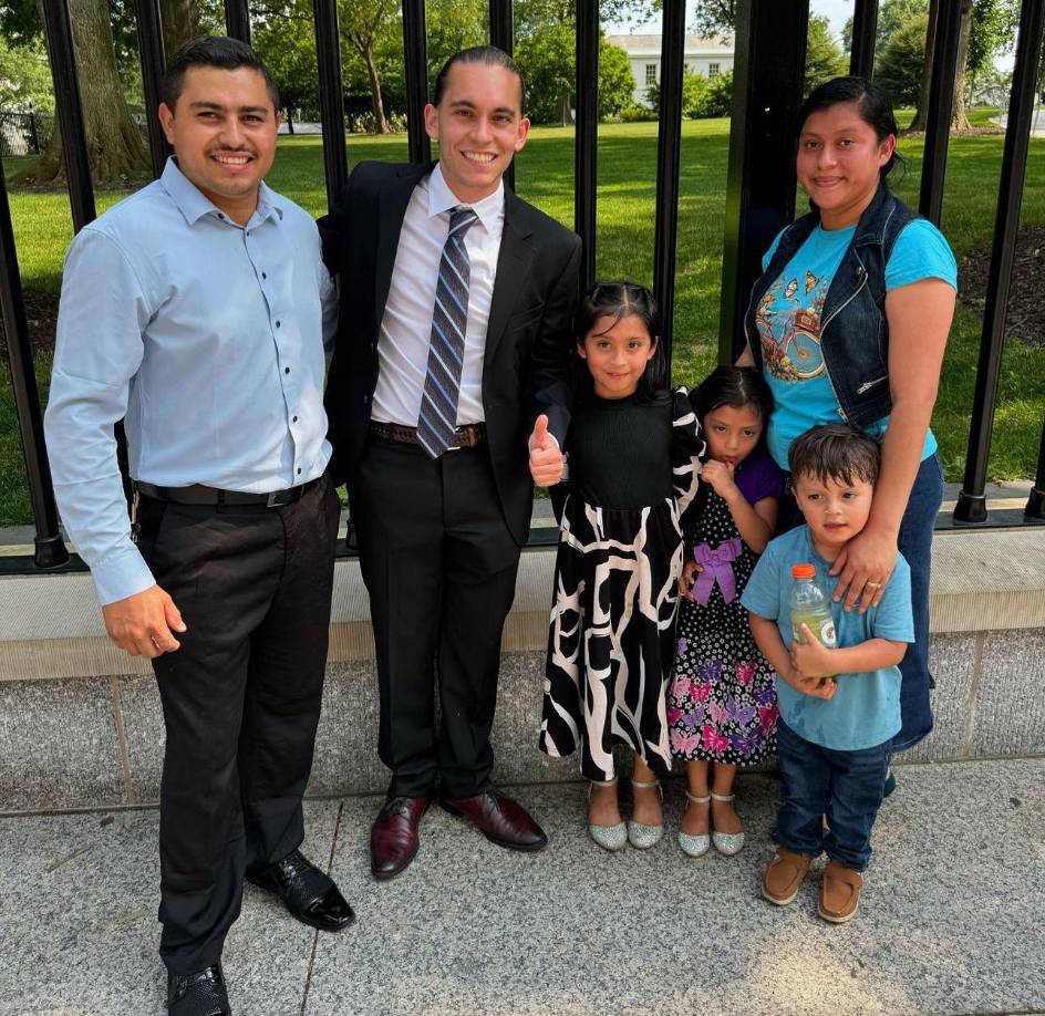 La labor genuina y bondadosa de Carlos Eduardo Espina no ha pasado desapercibida, ahora es reconocida por altos funcionarios del Gobierno de los Estados Unidos, como ser la vicepresidenta Kamala Harris y el presidente Joe Biden.