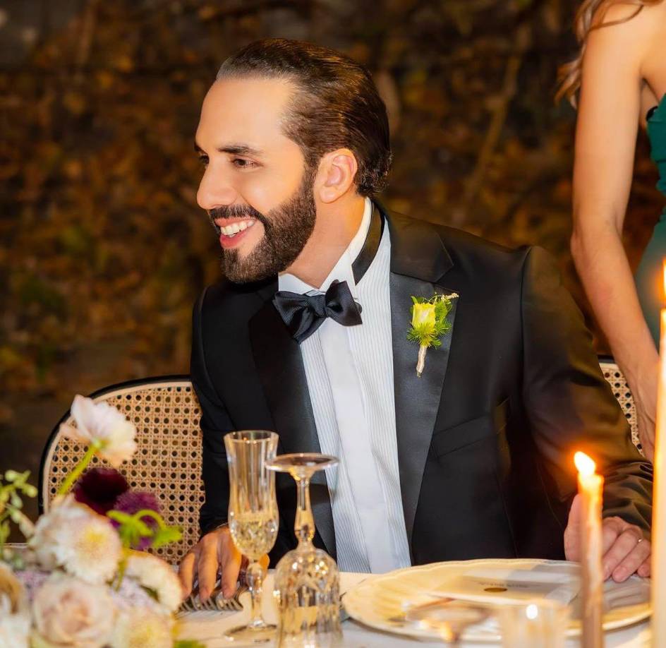 Asimismo, Bukele ha enfrentado críticas internacionales por limitar la independencia judicial, militarizar algunas decisiones y por posibles ataques a la libertad de prensa en su gestion como mandatario.