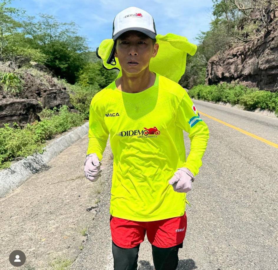 Y es que el influencer japonés radicado en Honduras se encuentra ya en más de la mitad de su reto de correr 3,000 kilómetros desde México hacia Honduras, mismo que inició para recaudar fondos para la construcción de 10 escuelas.