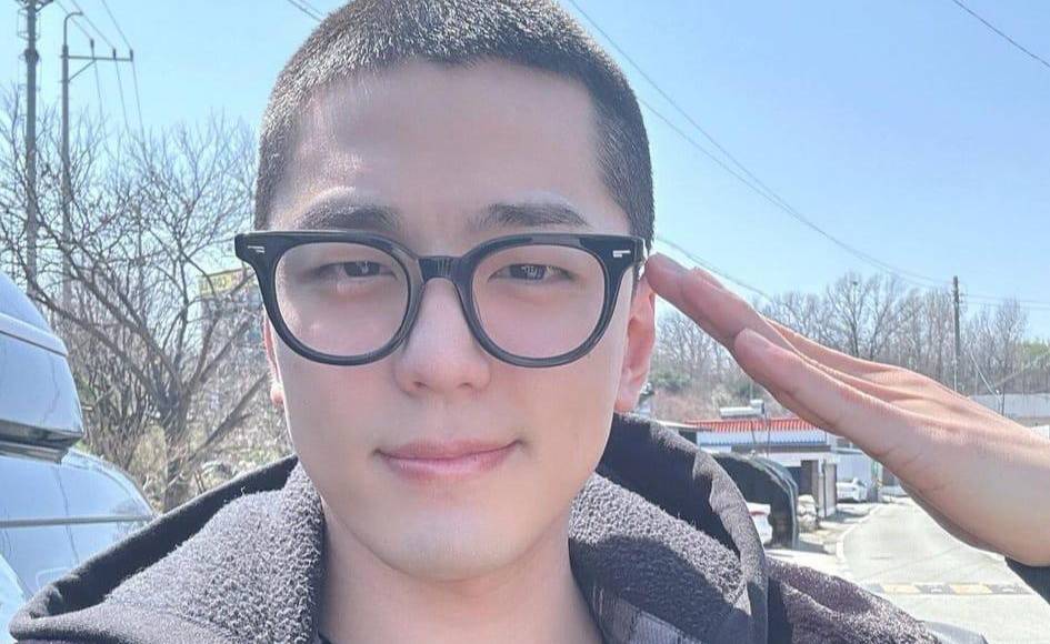 Todo indica que las fotos fueron tomadas horas antes de su ingreso a su centro de concentración militar asignado. Se calcula que estará de baja en Octubre de 2025.