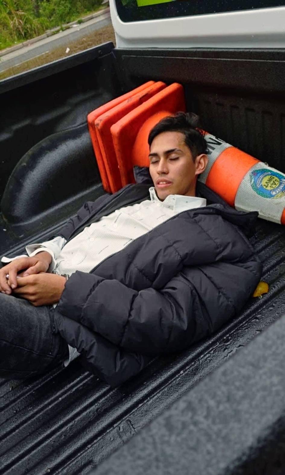 Atropella a motociclista y huye; militares lo capturan y se duerme en la patrulla