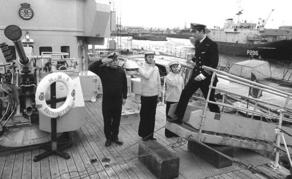 Después de prestar servicio en varias embarcaciones, Carlos asumió el mando del cazador de minas HMS Bronington para su último periodo en la Royal Navy, la marina real.