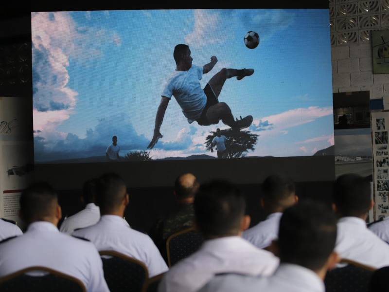 El elenco de Viento en Contra durante la presentación oficial de la película en el Museo Aeroespacial de Honduras.